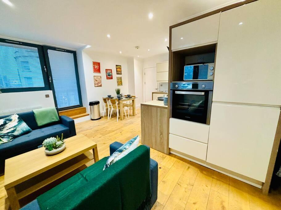 Riverside With Balcony * Bristol